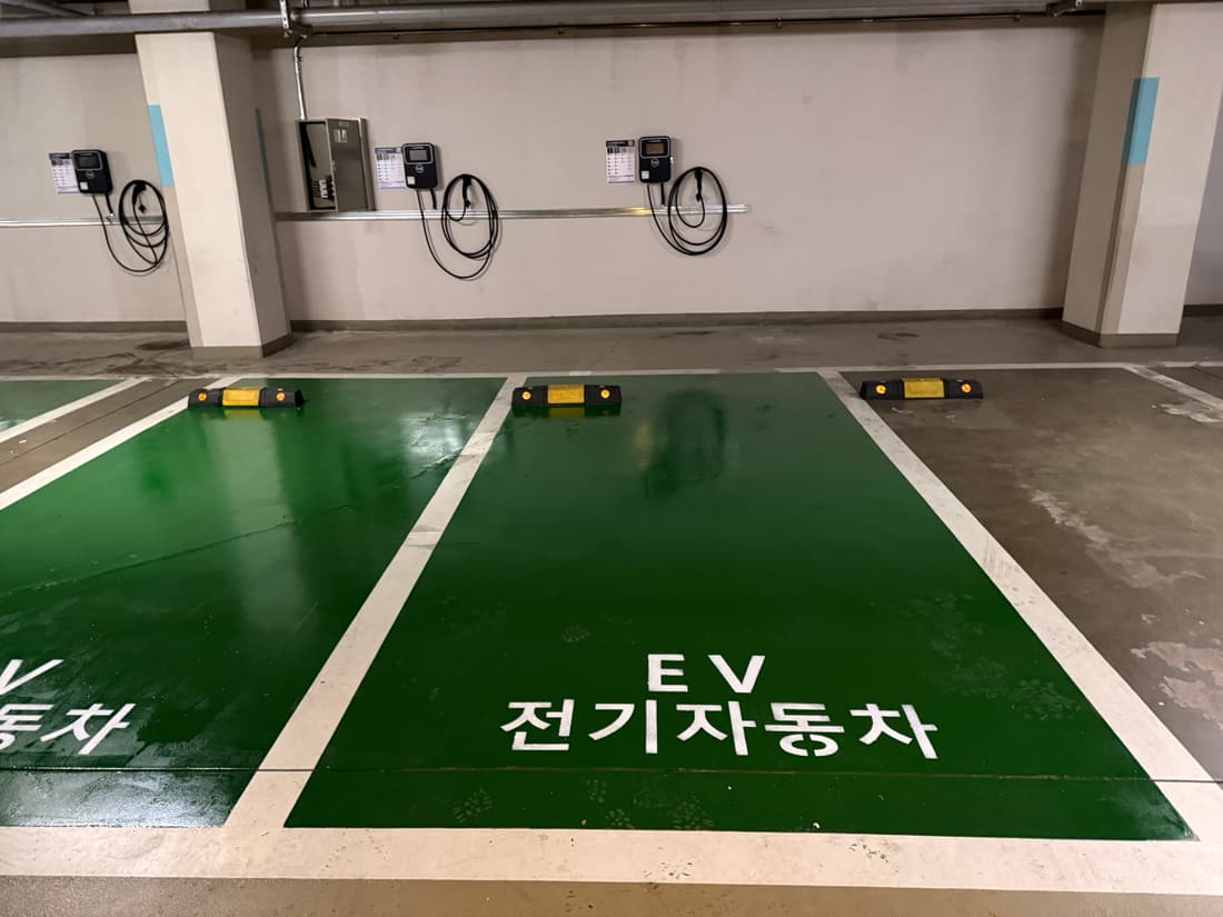 김포 OO자이1단지의 녹색 충전 구획과 전기차 바닥 표시